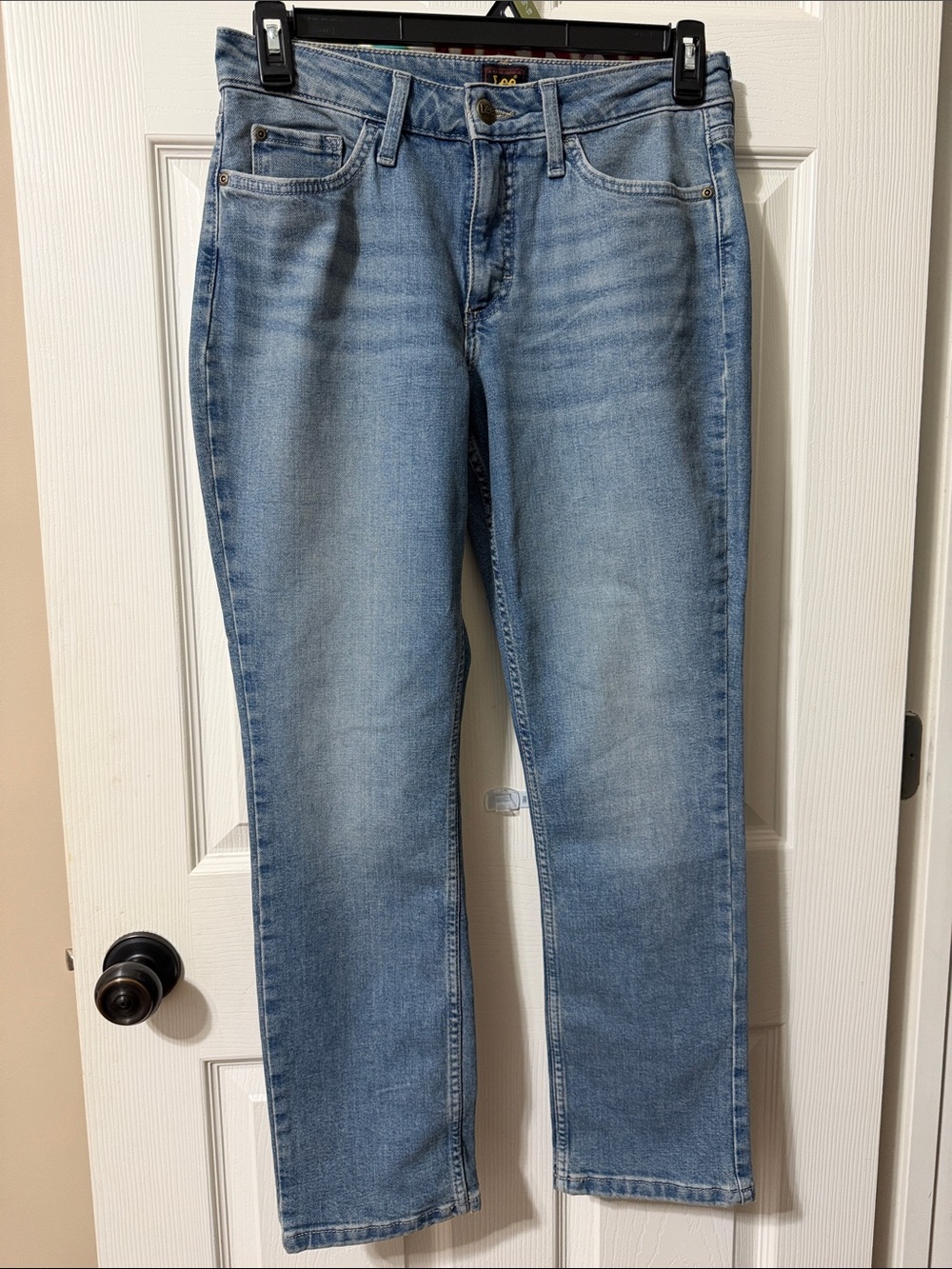 Lee Women's Straight Leg Midrise Short Jeans in Light Blue Washed Denim